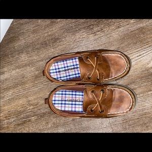 Child’s size 7 brown shoe